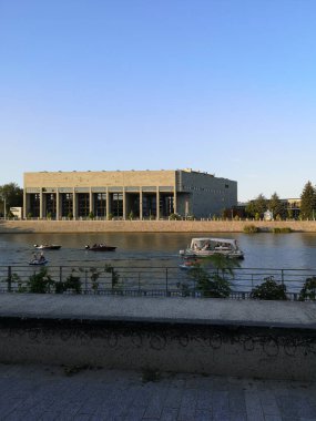 Wroclaw, Polonya - 20 Ağustos 2024: Üniversite Kütüphanesinin Etkileyici Cephesi Odra Nehri 'nin karşısında Suyun Üzerinde Nazikçe Yüzen Tekneler, Mimarlık ve Doğa' nın Resimli Bir Harmanını Yaratmak