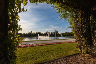 Wroclaw, Polonya - 22 Ağustos 2024: Centennial Hall yakınlarındaki Şehir Merkezi 'nde Yeşil Pergola ile Muhteşem Çeşme, Mimarlık, Doğa ve Kentsel Peyzajın Büyüleyici bir Harmanını Oluşturuyor