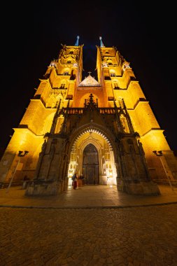 Wroclaw, Polonya - 24 Ağustos 2024: Vaftizci Aziz John 'un Görkemli Katedrali Wroclaw' daki Cobblestone Caddesi 'nin Sonu' nda Gece Aydınlandı.