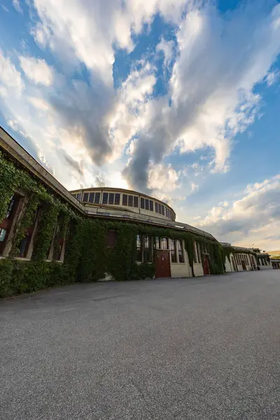 Wroclaw, Polonya - 12024 Ağustos: Wroclaw Centennial Hall Güneşli bir günde ağaçlarla kaplı bir yolun sonunda