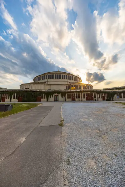 Wroclaw, Polonya - 12024 Ağustos: Wroclaw Centennial Hall Güneşli bir günde ağaçlarla kaplı bir yolun sonunda