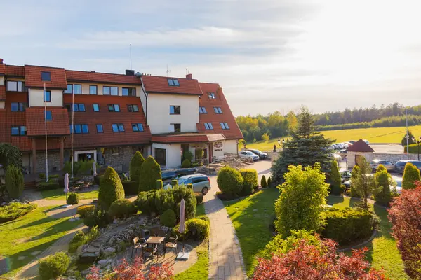 Hucisko, Polonya - 9 Ağustos 2024: Polonya 'da bir tatil beldesi olan Orle Gniazdo' da bahçe ve açık yüzme havuzu