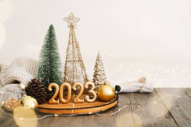 Mutlu yıllar 2023. Noel arkaplanı köknar ağacı, koni ve Noel süslemeleri. Noel bayramı kutlaması. Yeni yıl konsepti.