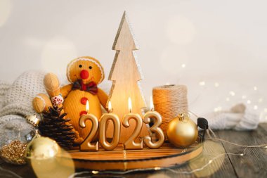 Mutlu yıllar 2023. Noel arkaplanı köknar ağacı, koni ve Noel süslemeleri. Noel bayramı kutlaması. Yeni yıl konsepti.