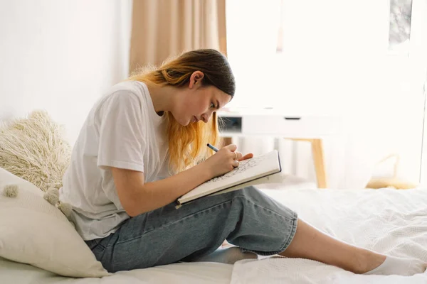 Ein Mädchen Teenageralter Zeichnet Oder Macht Hausaufgaben Schlafzimmer Ein Teenager — Stockfoto
