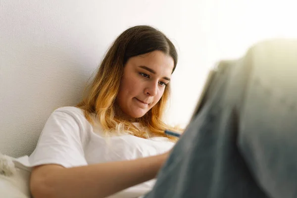 Seorang Gadis Remaja Menggambar Atau Mengerjakan Kamar Tidur Seorang Remaja — Stok Foto