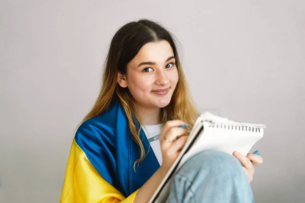 Seorang Gadis Remaja Ukraina Dibungkus Dengan Bendera Ukraina Dan Menggambar — Stok Foto