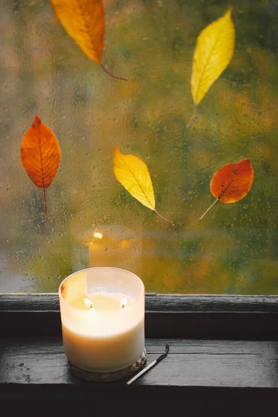 甜蜜的家家中静谧的生活细节在一个木制的窗户上 热茶和秋天装饰 秋天的家居装饰 舒服的心情 感恩节 万圣节 舒适的秋冬概念 — 图库照片