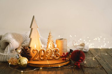 Mutlu yıllar 2023. Noel arkaplanı köknar ağacı, koni ve Noel süslemeleri. Noel bayramı kutlaması. Yeni yıl konsepti.