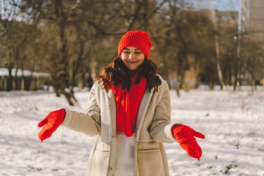 Kışın giyinmiş güzel bir kadın kışın tadını çıkarıyor. Noel ve Yeni Yıl Kutlama Konsepti.