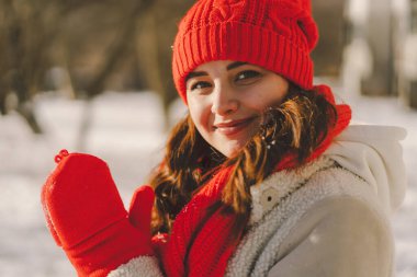 Kışın giyinmiş güzel bir kadın kışın tadını çıkarıyor. Noel ve Yeni Yıl Kutlama Konsepti.