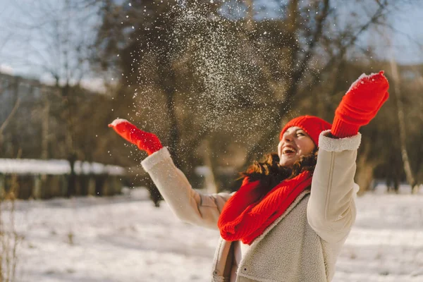 Seorang Wanita Cantik Dengan Pakaian Musim Dingin Menikmati Musim Dingin — Stok Foto