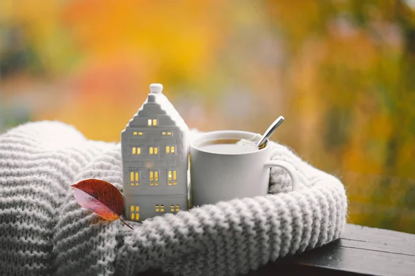 Sweet Home Masih Hidup Rincian Rumah Pada Jendela Kayu Sweater — Stok Foto
