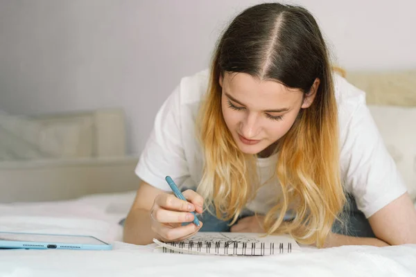 Seorang Gadis Remaja Menggambar Atau Mengerjakan Kamar Tidur Seorang Remaja — Stok Foto