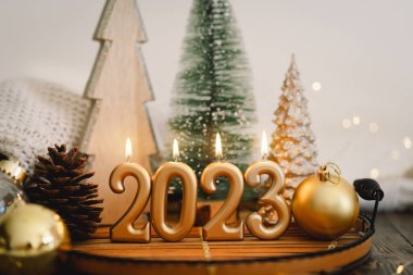 Mutlu yıllar 2023. Noel arkaplanı köknar ağacı, koni ve Noel süslemeleri. Noel bayramı kutlaması. Yeni yıl konsepti.