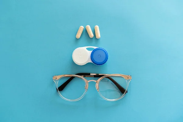 Memperlakukan Masalah Penglihatan Aksesoris Oftalmologis Untuk Meningkatkan Penglihatan Tablet Dan — Stok Foto