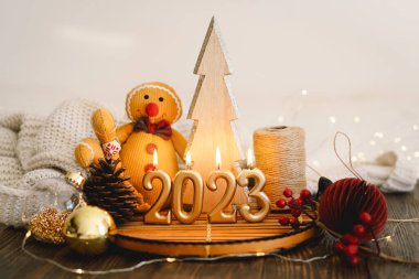 Mutlu yıllar 2023. Noel arkaplanı köknar ağacı, koni ve Noel süslemeleri. Noel bayramı kutlaması. Yeni yıl konsepti.