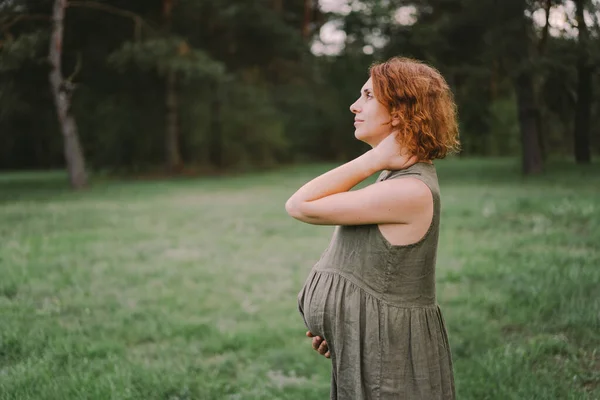 一个美丽的孕妇在户外 快乐地期待着一个孩子和一个快乐的怀孕时间 怀孕和家庭的概念 怀孕的肚子等待的孩子 — 图库照片