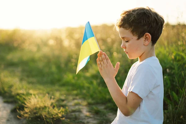 Chico Ucraniano Cerró Los Ojos Rezó Para Detener Guerra Ucrania —  Fotos de Stock