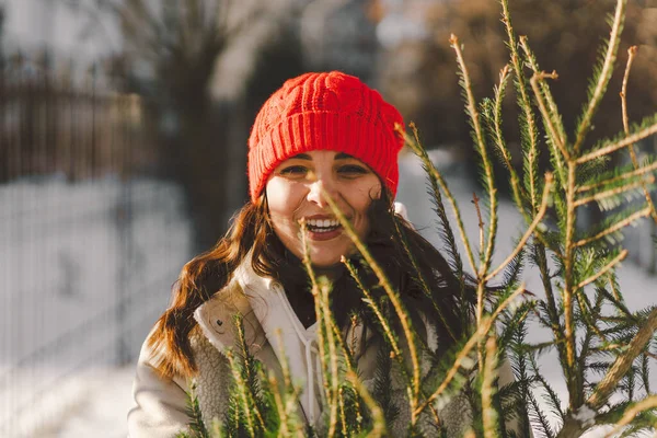 Vakker Jente Rød Hatt Bærer Juletre Minste Konsept Feiring Jule – stockfoto
