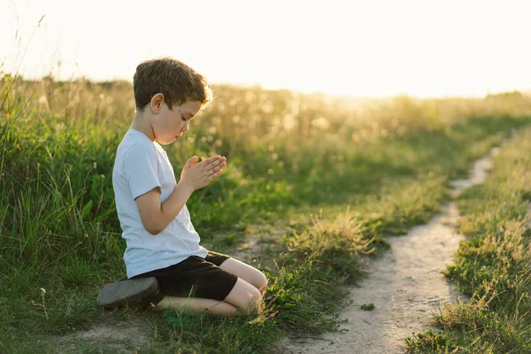 Boy Closed Her Eyes Praying Field Sunset Hands Folded Prayer — Stock Photo, Image