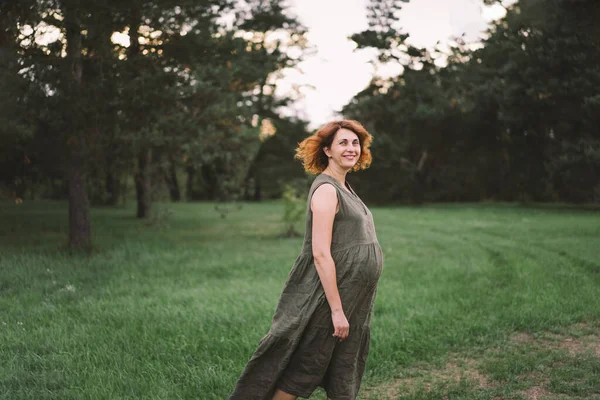 Güzel Hamile Bir Kadın Dışarıda Mutlu Bir Bebek Bekliyor Mutlu — Stok fotoğraf