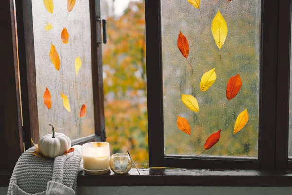 甜蜜的家家中静谧的生活细节在一个木制的窗户上 蜡烛和秋天装饰 秋天的家居装饰 舒服的心情 感恩节 万圣节 舒适的秋冬概念 — 图库照片
