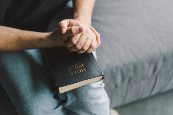 Orang Kristen Memegang Alkitab Suci Tangan Membaca Alkitab Rumah Konsep — Stok Foto