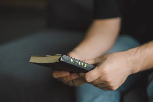 Der Christliche Mensch Hält Die Heilige Bibel Händen Lesen Der — Stockfoto