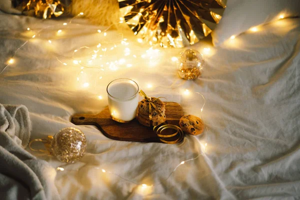 クリスマスクッキーとグラスウォームミルク 冬の休日サンタ朝食 クリスマスのお祝い 新年のコンセプト — ストック写真