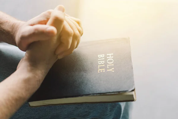 Hombre Cristiano Tiene Biblia Sus Manos Leer Santa Biblia Hogar — Foto de Stock