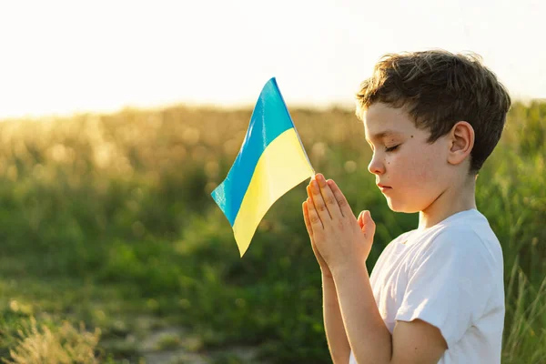 Український Хлопчик Заплющив Очі Молився Щоб Зупинити Війну Україні Заході — стокове фото