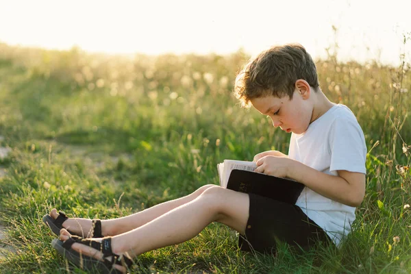 Anak Kristen Memegang Alkitab Tangannya Membaca Alkitab Lapangan Selama Matahari — Stok Foto
