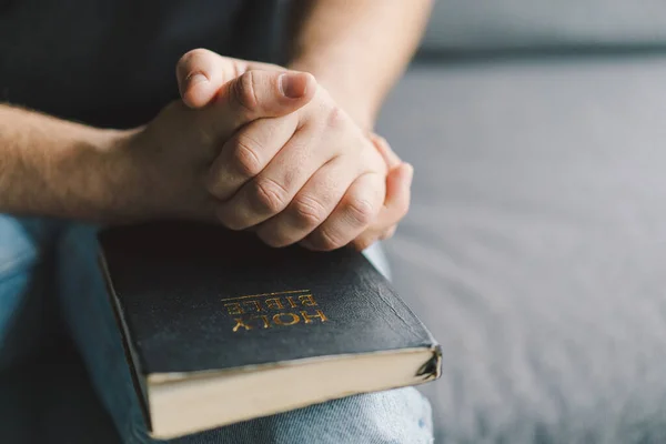 Hombre Cristiano Tiene Biblia Sus Manos Leer Santa Biblia Hogar — Foto de Stock
