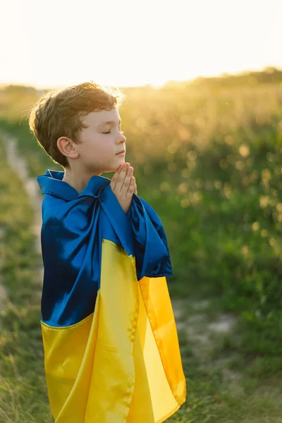 Anak Laki Laki Ukraina Menutup Matanya Dan Berdoa Untuk Menghentikan — Stok Foto