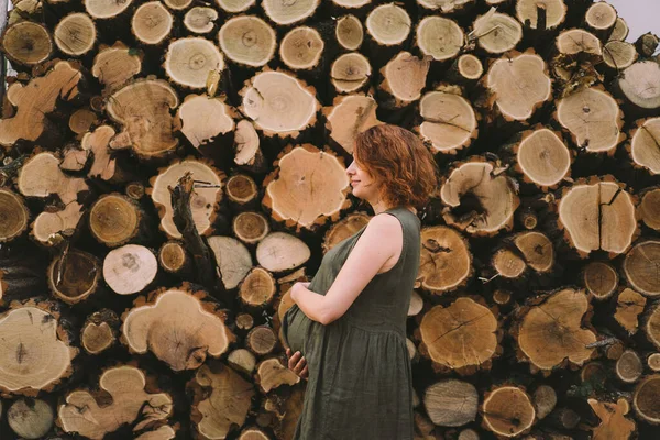 Гарна Вагітна Жінка Біля Повалених Дерев Щасливо Чекаючи Дитину Щасливого — стокове фото