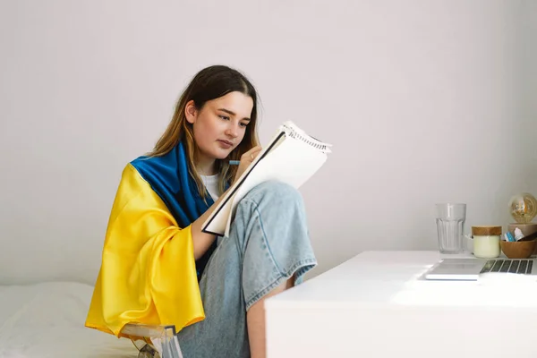 Una Adolescente Ucraniana Está Envuelta Bandera Ucraniana Está Dibujando Haciendo — Foto de Stock