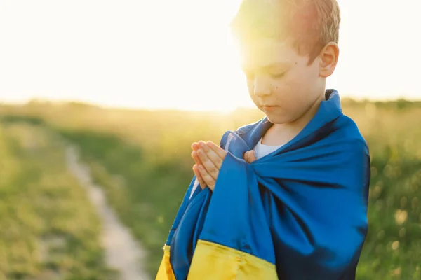 Ukrán Fiú Becsukta Szemét Imádkozik Hogy Állítsa Háborút Ukrajnában Egy — Stock Fotó