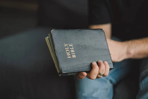 Chrześcijanin Trzyma Rękach Świętą Biblię Czytanie Biblii Domu Koncepcja Wiary — Zdjęcie stockowe