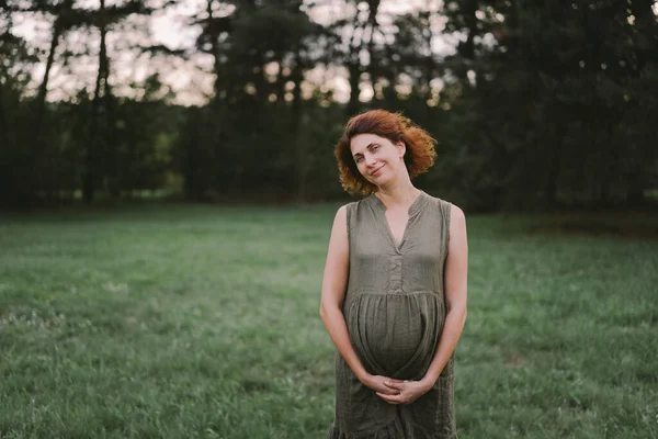 一个美丽的孕妇在户外 快乐地期待着一个孩子和一个快乐的怀孕时间 怀孕和家庭的概念 怀孕的肚子等待的孩子 — 图库照片