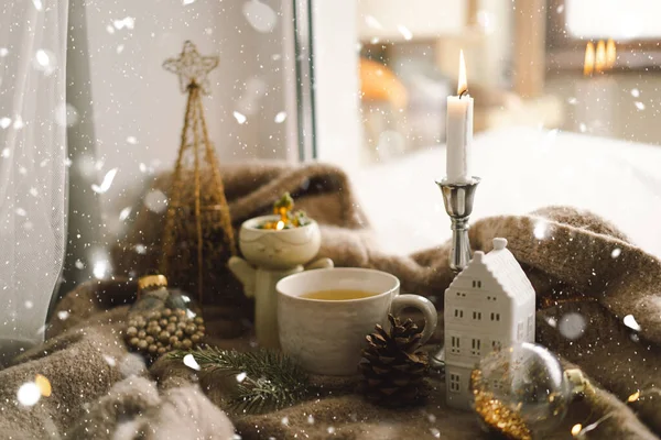 Kerstcompositie Warme Thee Kaarsen Gouden Kerstballen Decoraties Kerststemming Winter Concept — Stockfoto