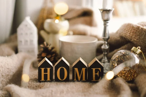 Gezellig Thuis Kerstcompositie Warme Thee Kaarsen Gouden Kerstballen Decoraties Mooi — Stockfoto