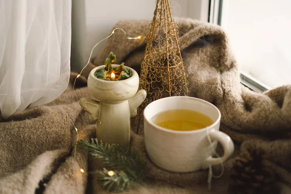 Świąteczna Kompozycja Gorąca Herbata Świece Boże Narodzenie Złote Kulki Dekoracje — Zdjęcie stockowe