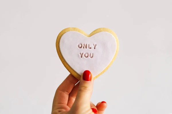 バレンタインデーのポストカード 女性の手はあなただけの碑文とクッキーを保持しています 母の日やバレンタインデーのための愛の概念 — ストック写真