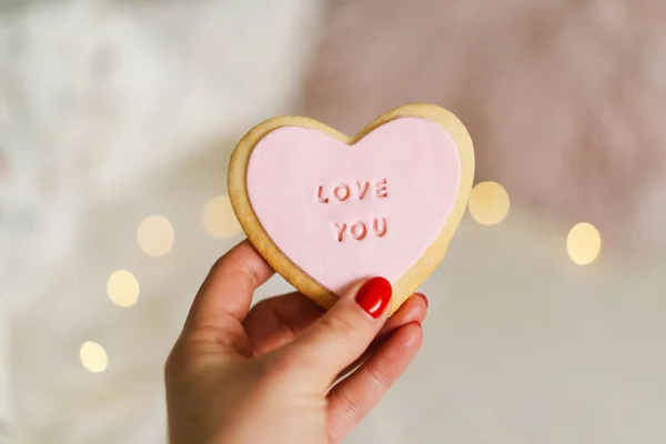 バレンタインデーのポストカード 女性の手はあなたを愛している碑文とクッキーを保持しています 母の日やバレンタインデーのための愛の概念 — ストック写真