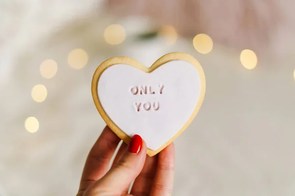 バレンタインデーのポストカード 女性の手はあなただけの碑文とクッキーを保持しています 母の日やバレンタインデーのための愛の概念 — ストック写真