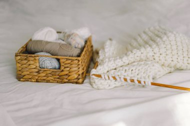 Evde örgü örüyorum. El yapımı ve hobi. Yeni küçük iş fırsatları konsepti. Ruh sağlığı için dikiş işi. Örgü arkaplan