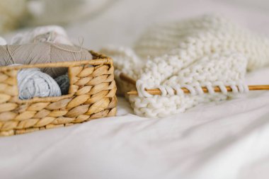 Evde örgü örüyorum. El yapımı ve hobi. Yeni küçük iş fırsatları konsepti. Ruh sağlığı için dikiş işi. Örgü arkaplan