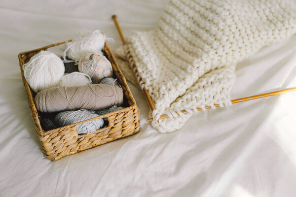 Вязание дома. Ручная работа и хобби. Новая концепция возможностей для малого бизнеса. Иголка для психического здоровья. Трикотажный фон