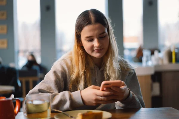 Seorang Gadis Muda Kafe Menggunakan Telepon Orang Orang Menggunakan Teknologi — Stok Foto